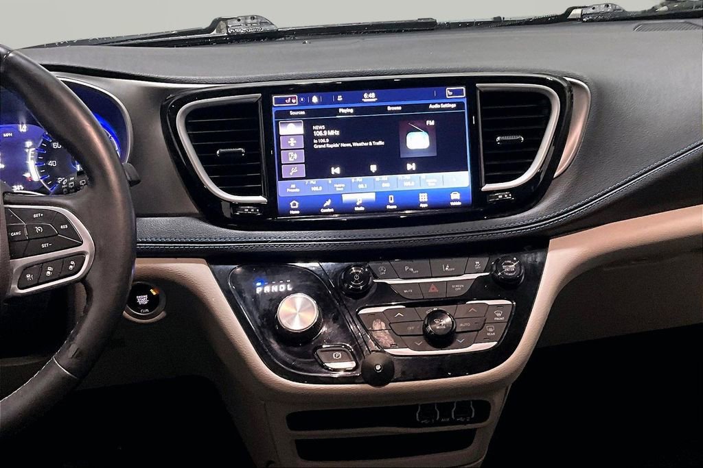Used 2021 Chrysler Pacifica Touring-L image 9