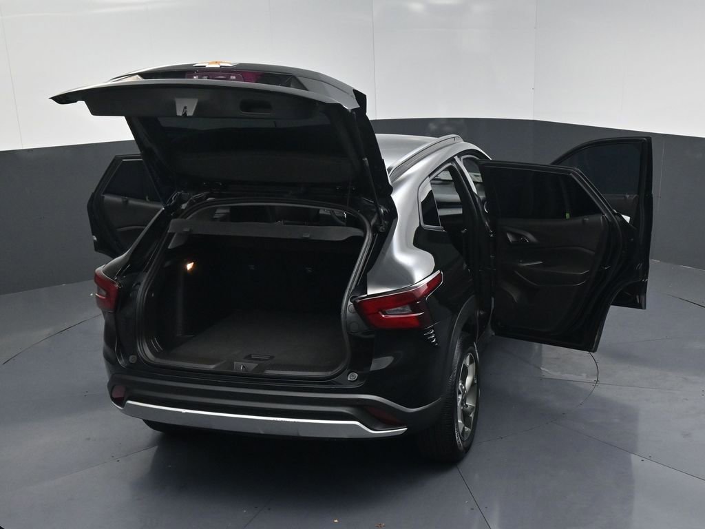 Used 2025 Chevrolet Trax LT w/ Driver Confidence Package image 24