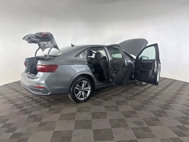 Used 2024 Volkswagen Jetta SE image 16