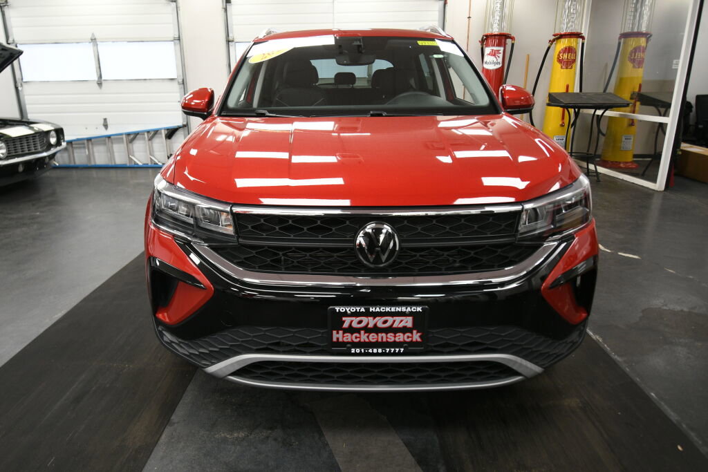 Used 2023 Volkswagen Taos SE w/ Panoramic Sunroof Package AWD/4WD image 3