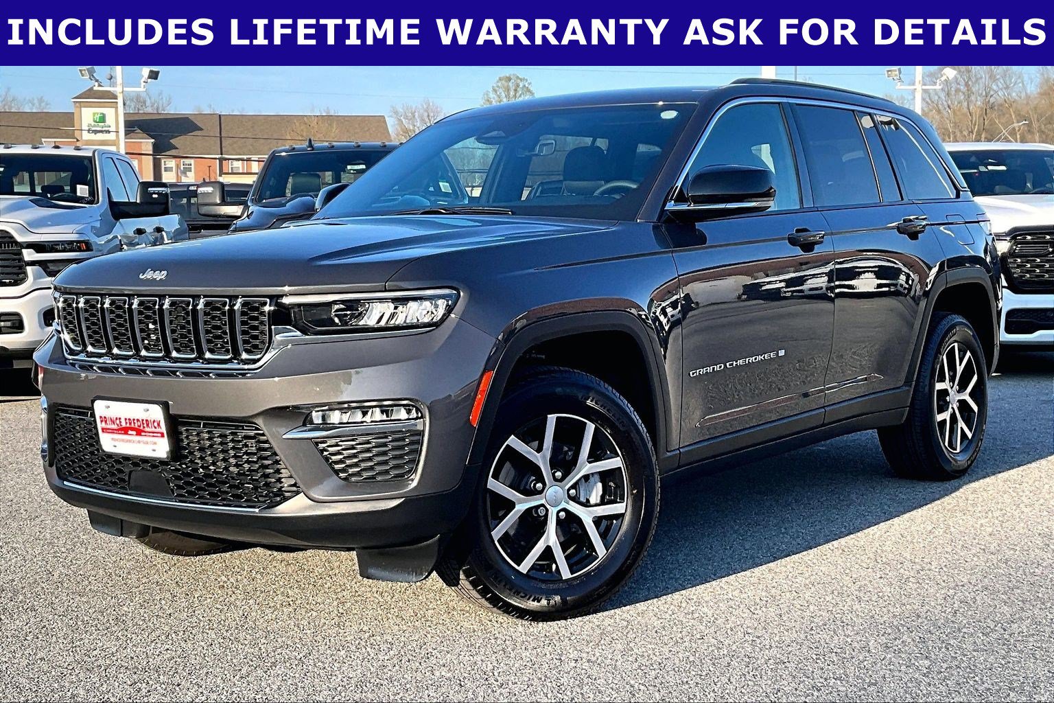 Used 2025 Jeep Grand Cherokee Limited AWD/4WD image 3