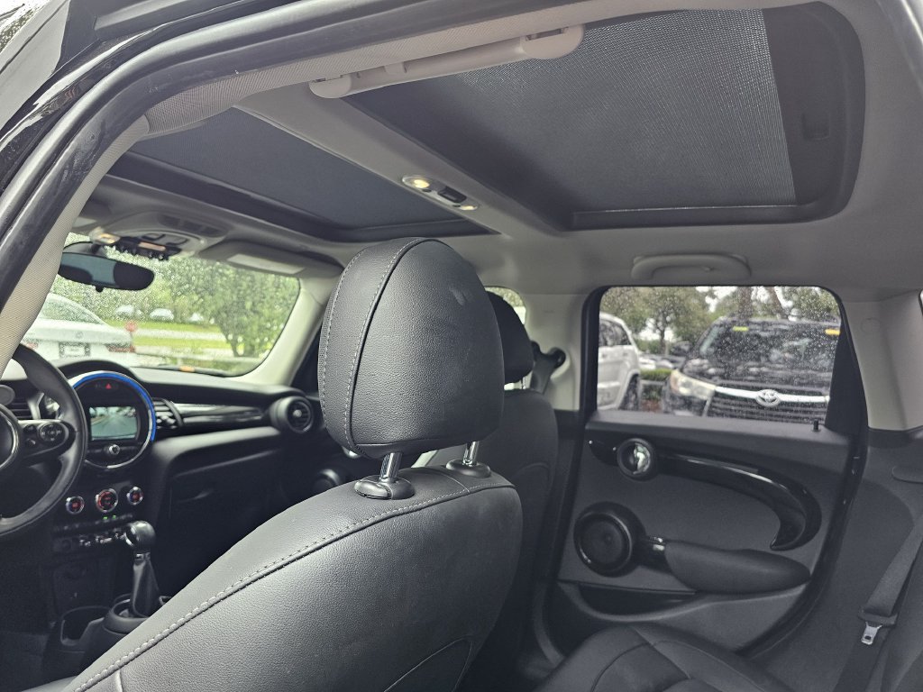 Used 2019 MINI Cooper 4-Door Hardtop w/ Signature Upholstery Package FWD image 16