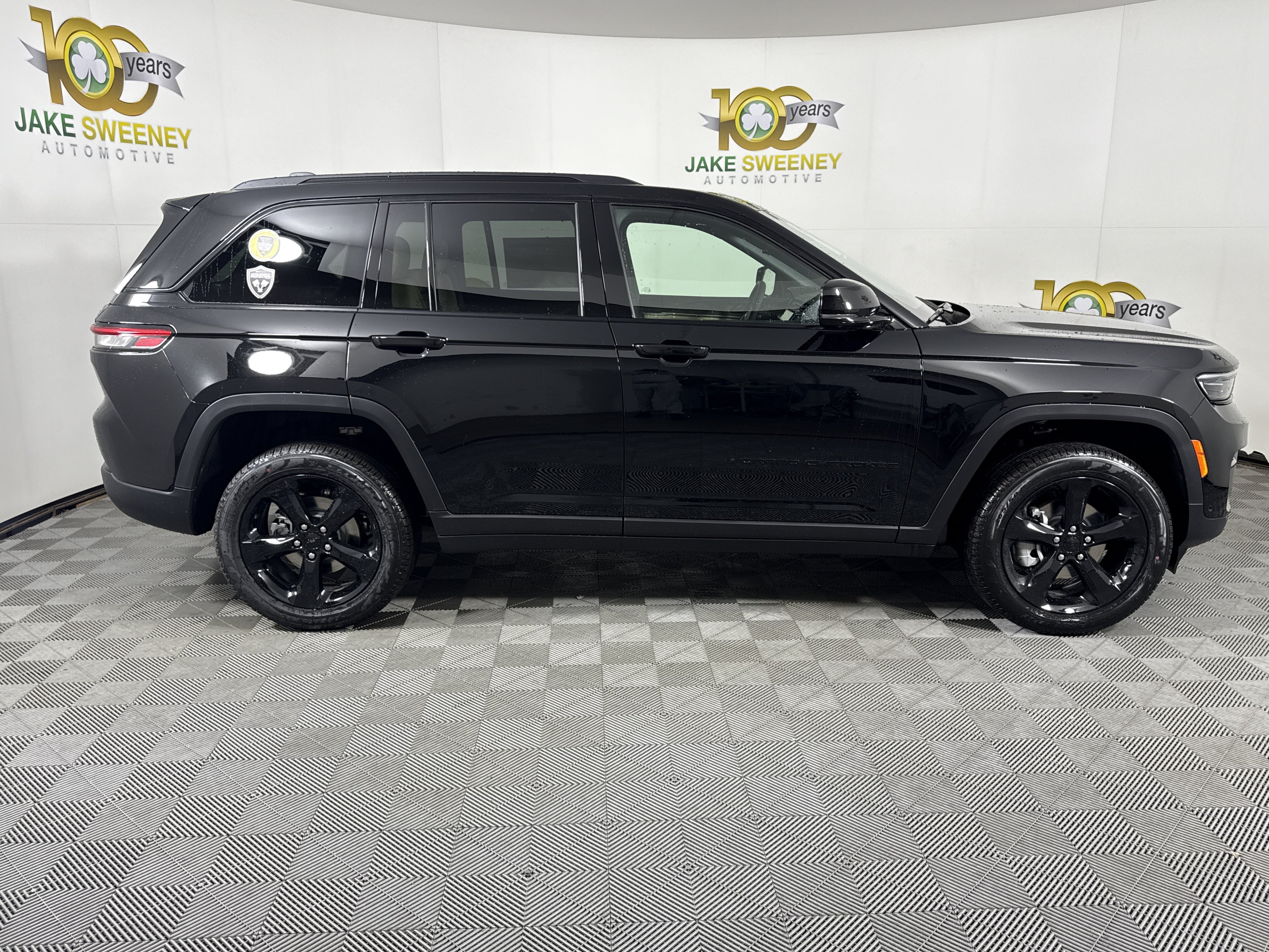 New 2025 Jeep Grand Cherokee Limited w/ Luxury Tech Group II AWD/4WD image 11