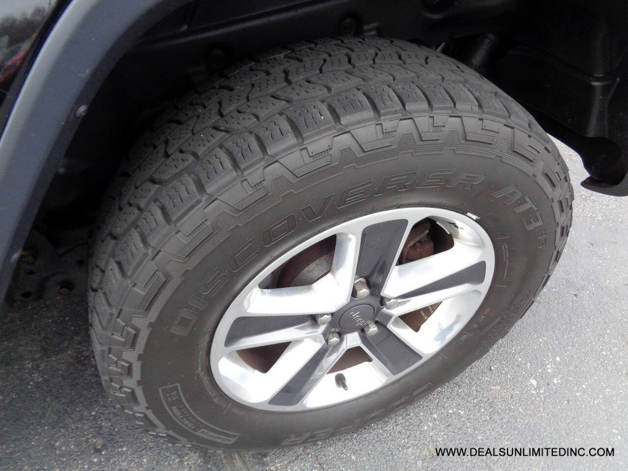 Used 2018 Jeep Wrangler Unlimited Sahara image 6