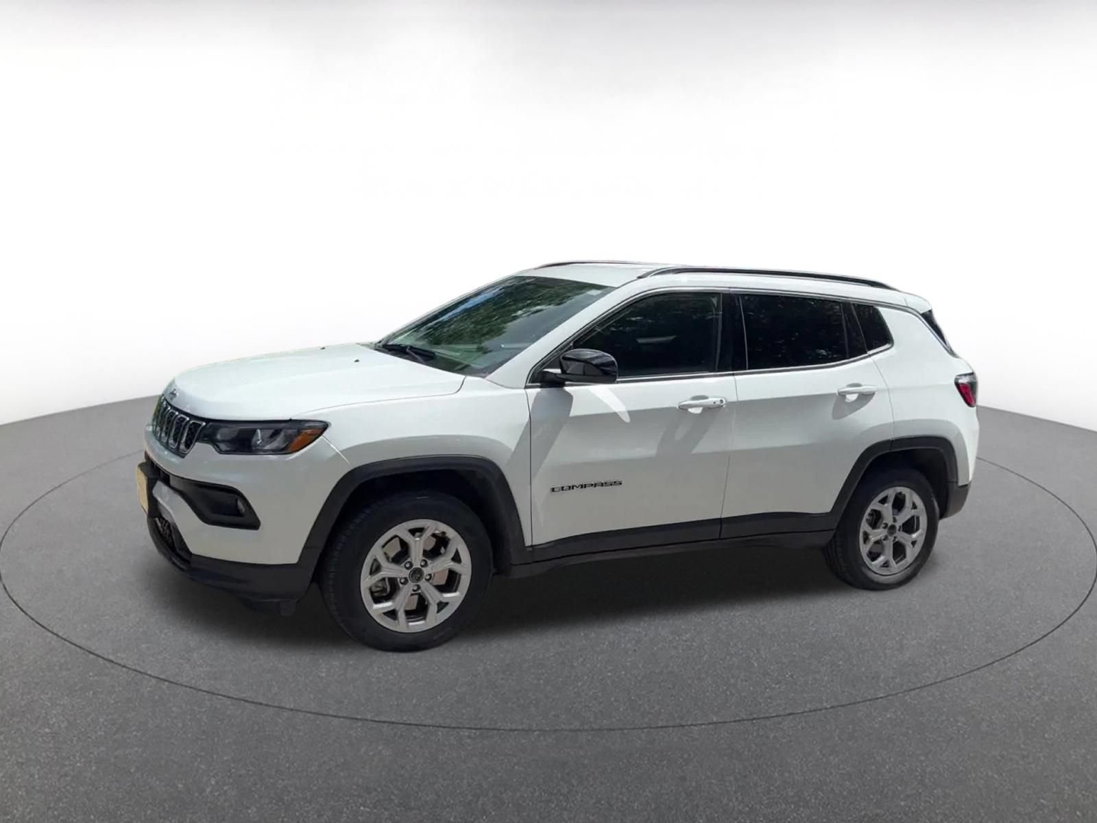 Used 2025 Jeep Compass Latitude AWD/4WD image 8