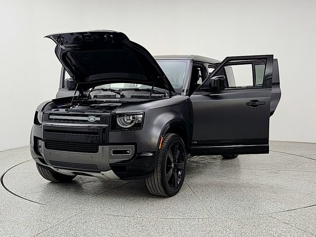 Used 2023 Land Rover Defender 110 image 9