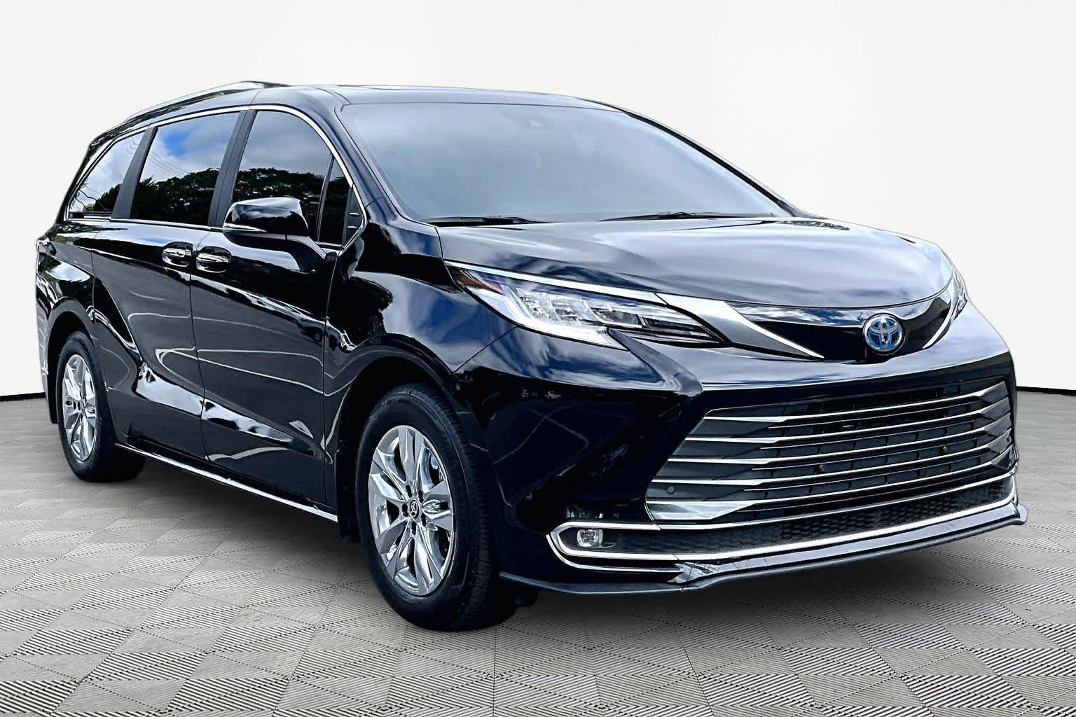 Certified 2025 Toyota Sienna Limited FWD image 3