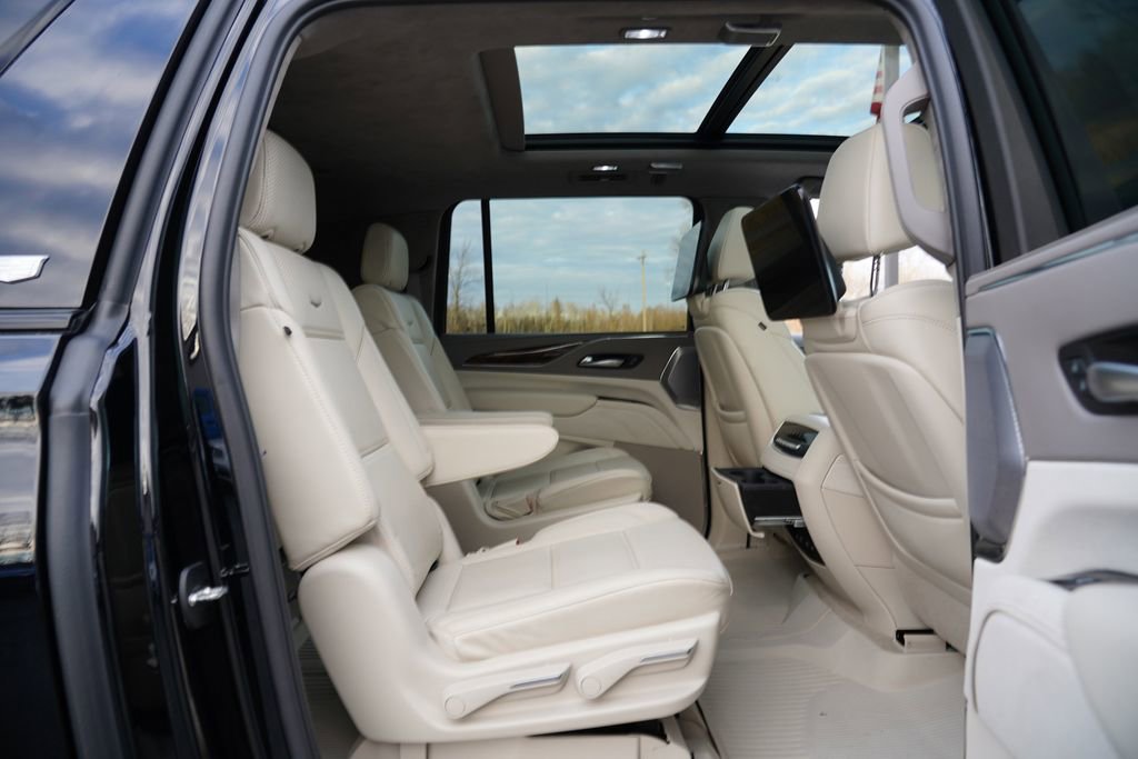 Used 2024 Cadillac Escalade ESV Sport Platinum w/ LPO, ONYX Package image 31