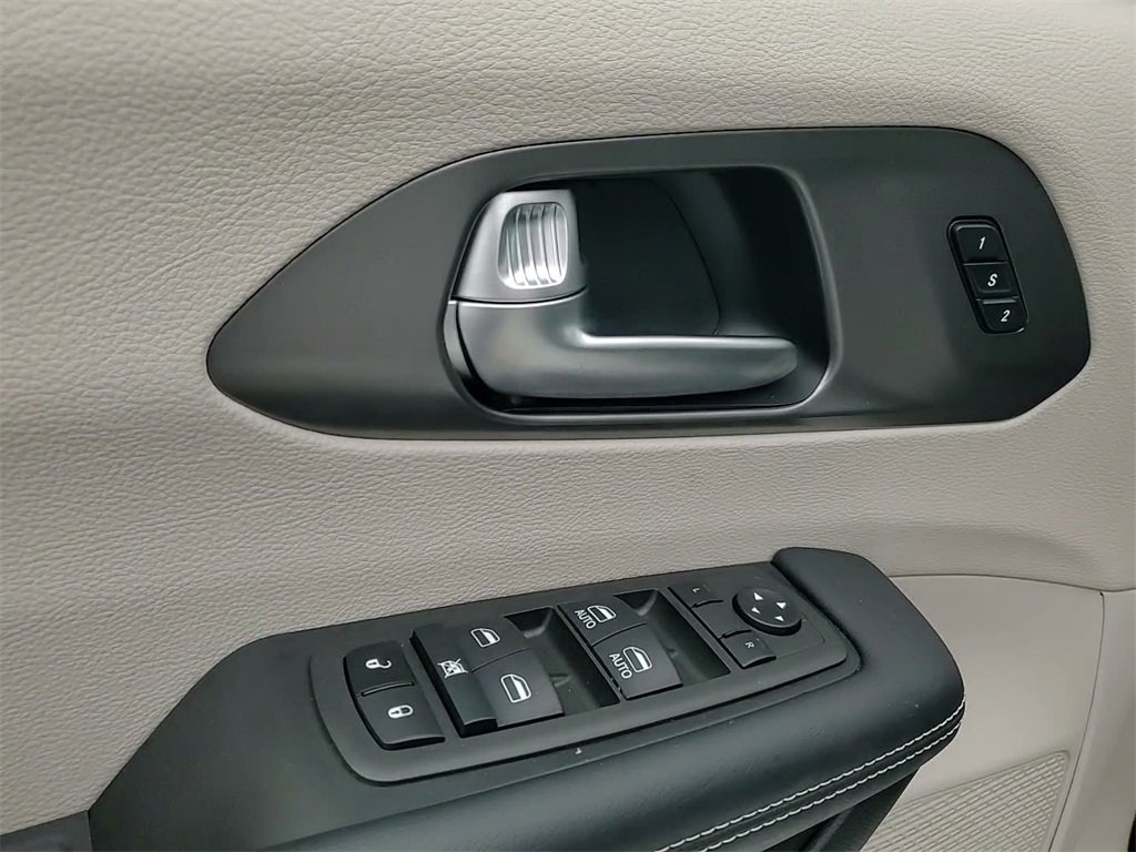 Used 2023 Chrysler Pacifica Touring-L image 23