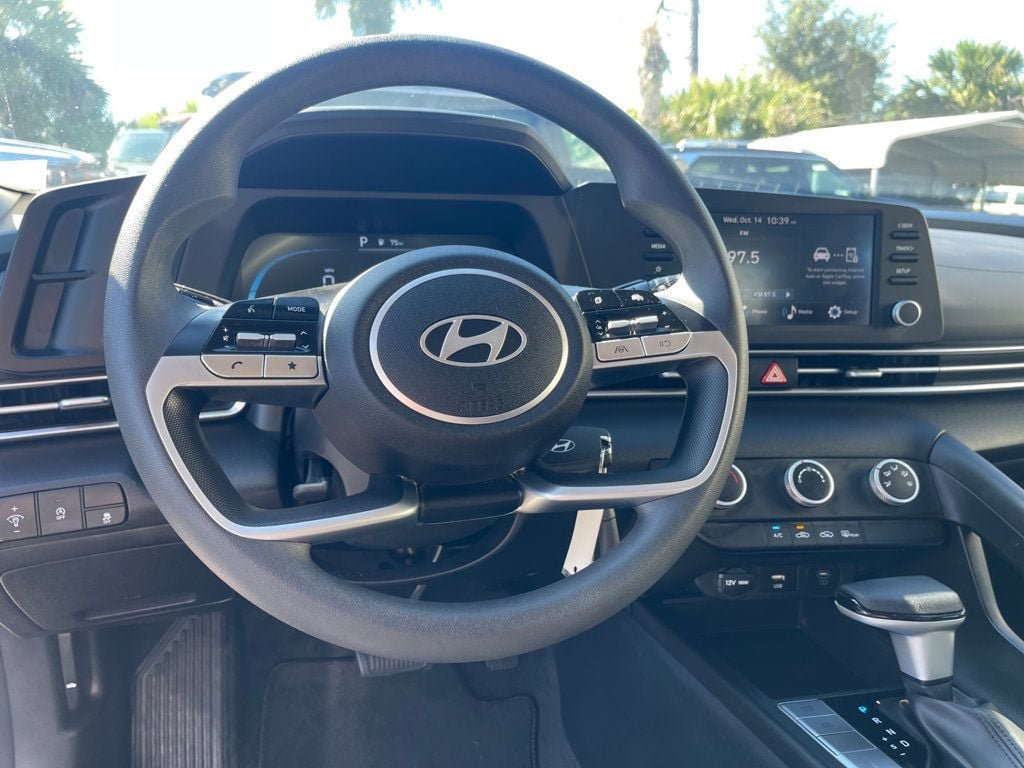 Used 2025 Hyundai Elantra SE FWD image 14