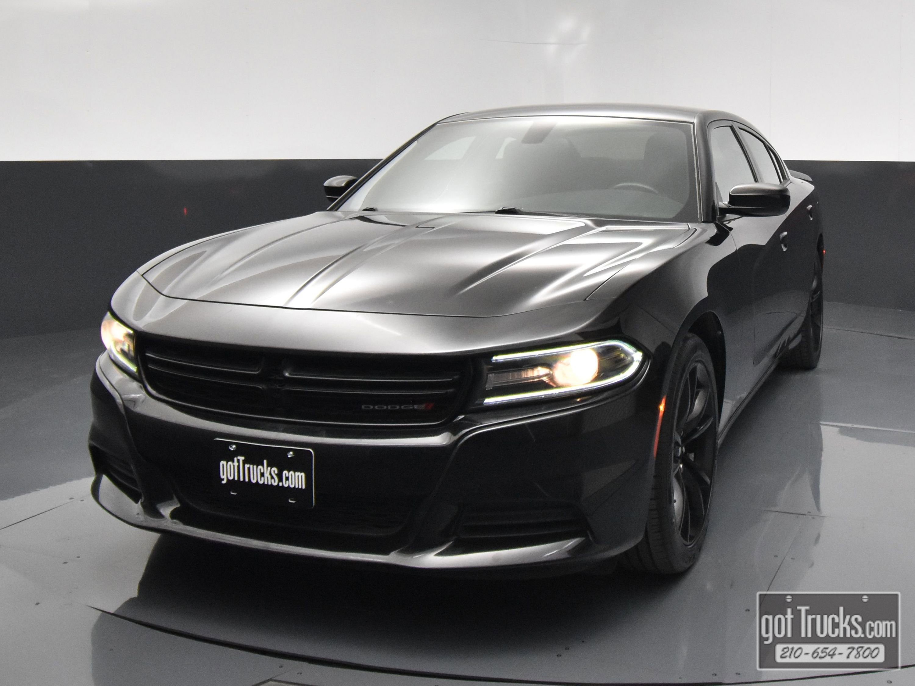 Used 2018 Dodge Charger SXT w/ Blacktop Package RWD image 47