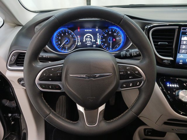 Used 2024 Chrysler Pacifica Touring-L image 15