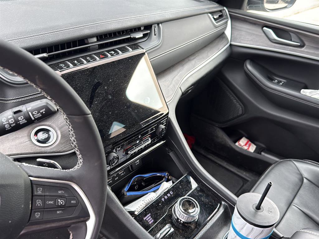 Used 2024 Jeep Grand Cherokee Limited w/ Black Appearance Package image 11