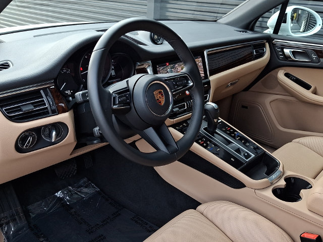 Certified 2026 Porsche Macan AWD/4WD image 4