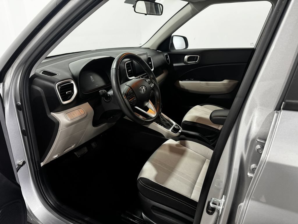Used 2025 Hyundai Venue SEL FWD image 14