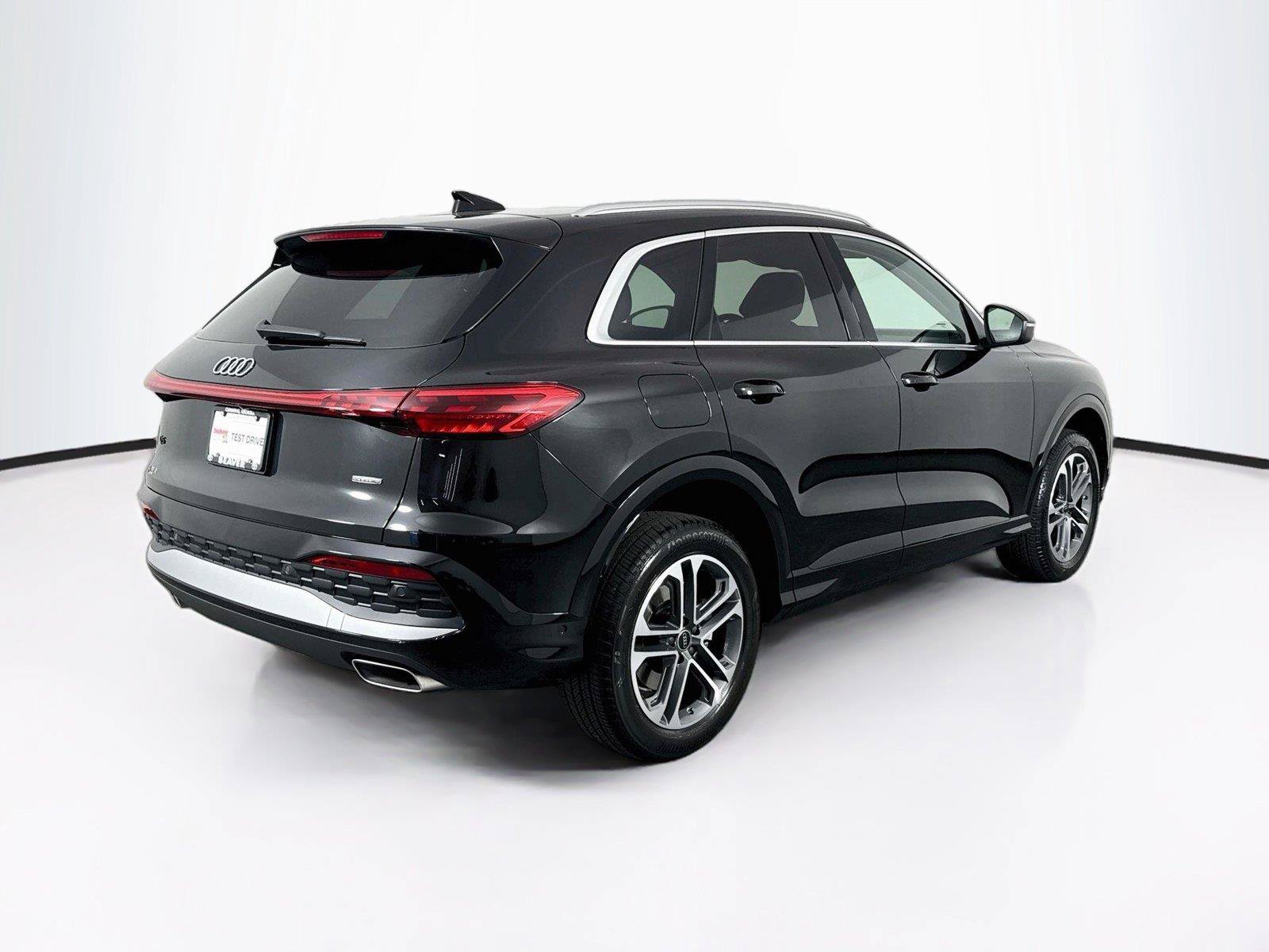 Used 2025 Audi Q5 Premium AWD/4WD image 2
