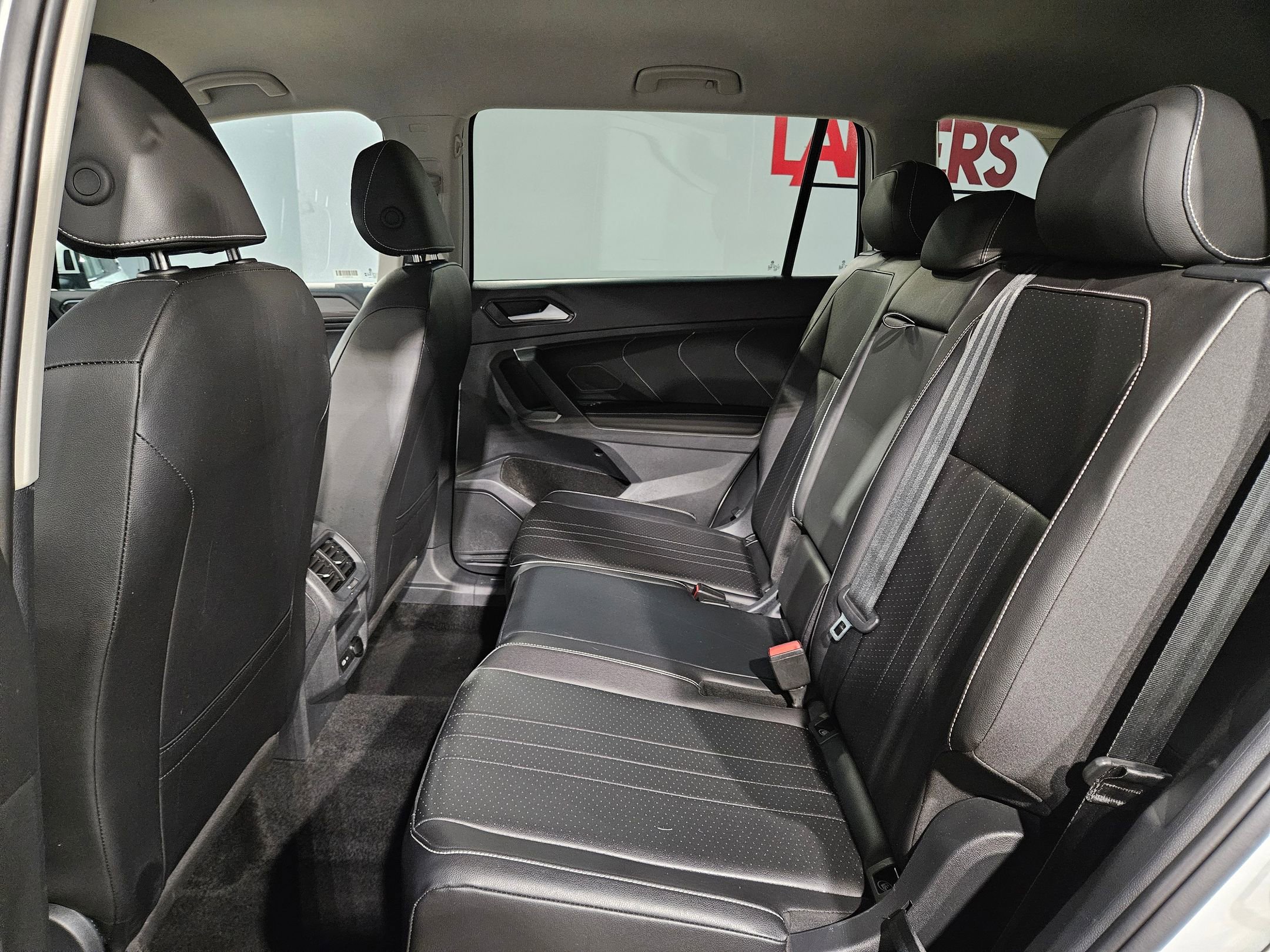 Used 2024 Volkswagen Tiguan SE image 35