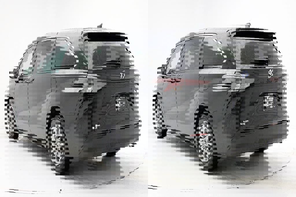 Used 2024 Toyota Sienna LE image 7