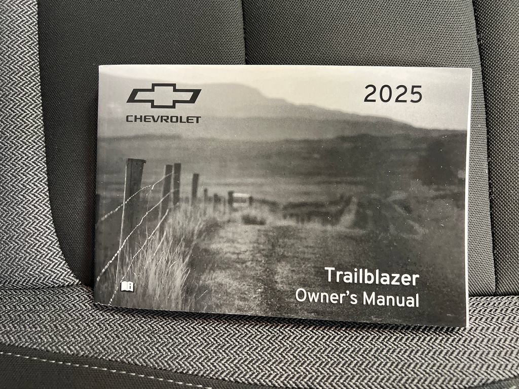 Used 2025 Chevrolet TrailBlazer LT AWD/4WD image 33
