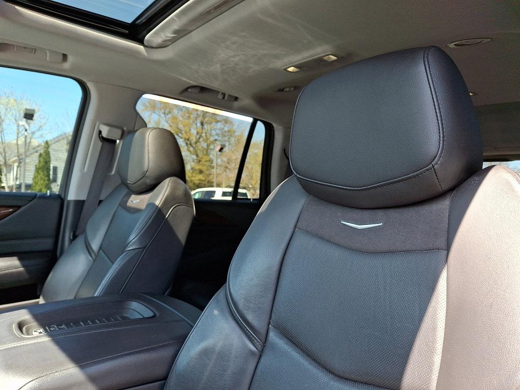Used 2020 Cadillac Escalade Luxury AWD/4WD image 23