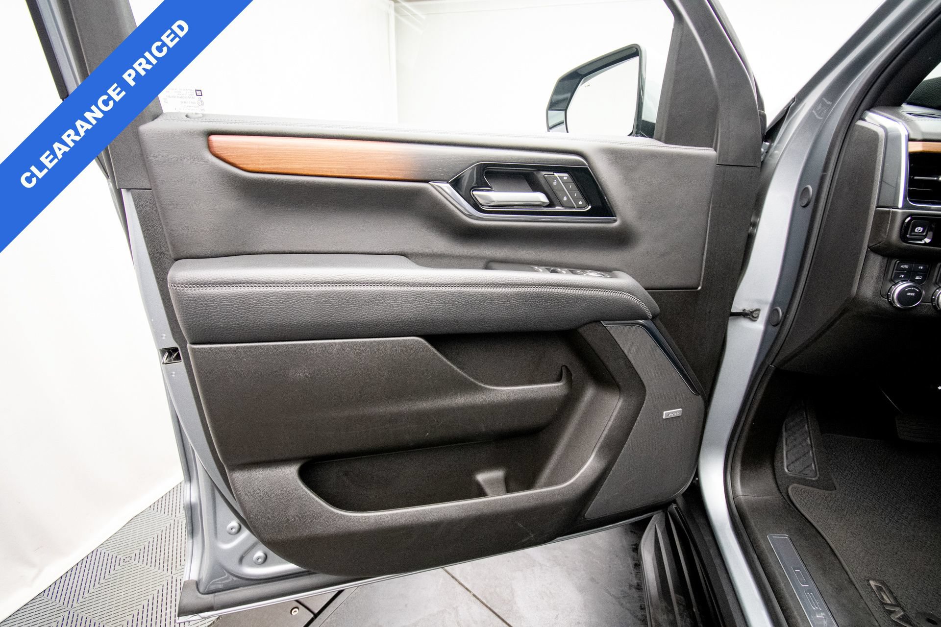 Used 2025 GMC Yukon Denali AWD/4WD image 21