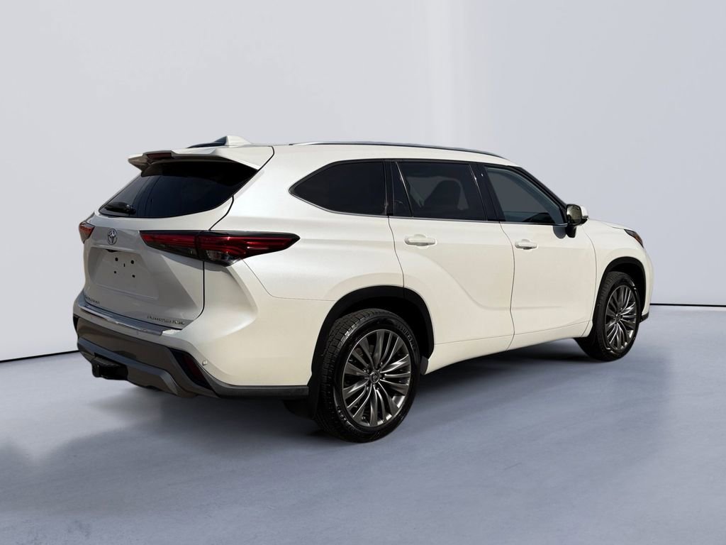 Used 2021 Toyota Highlander Platinum image 3