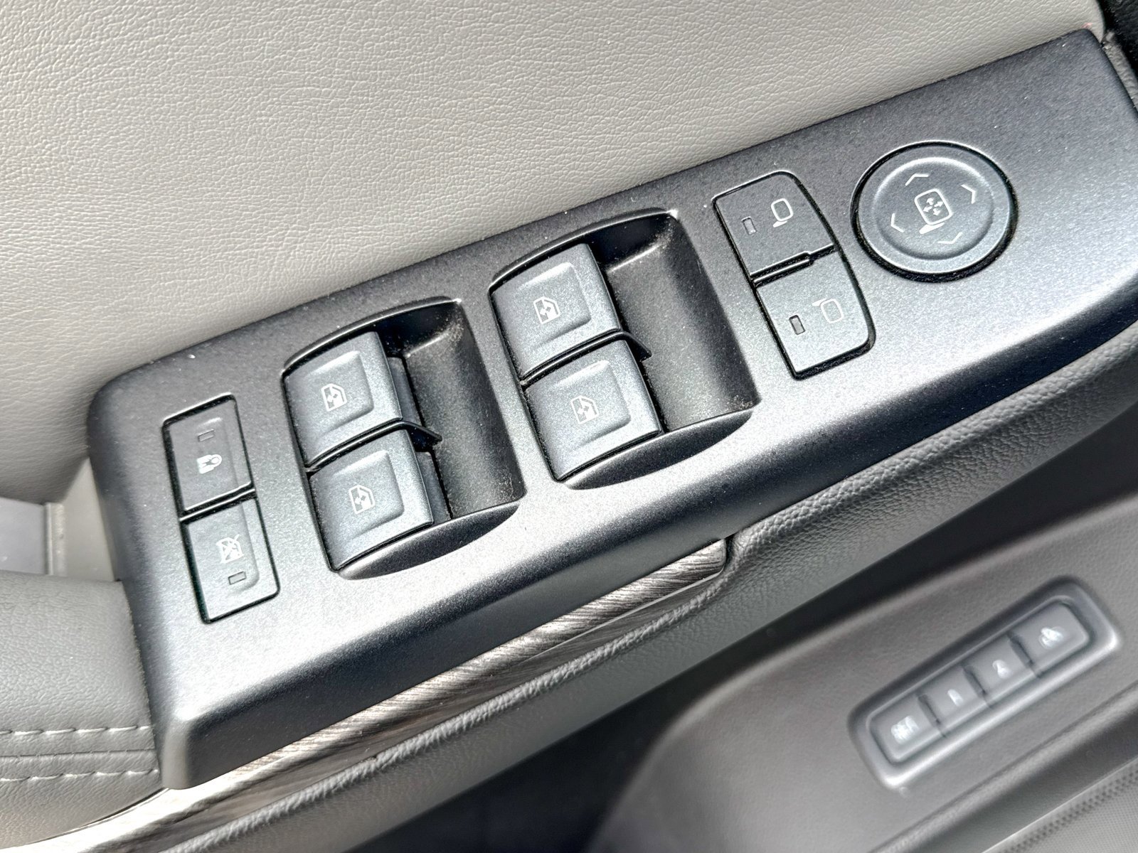 Used 2018 Chevrolet Suburban LT image 19