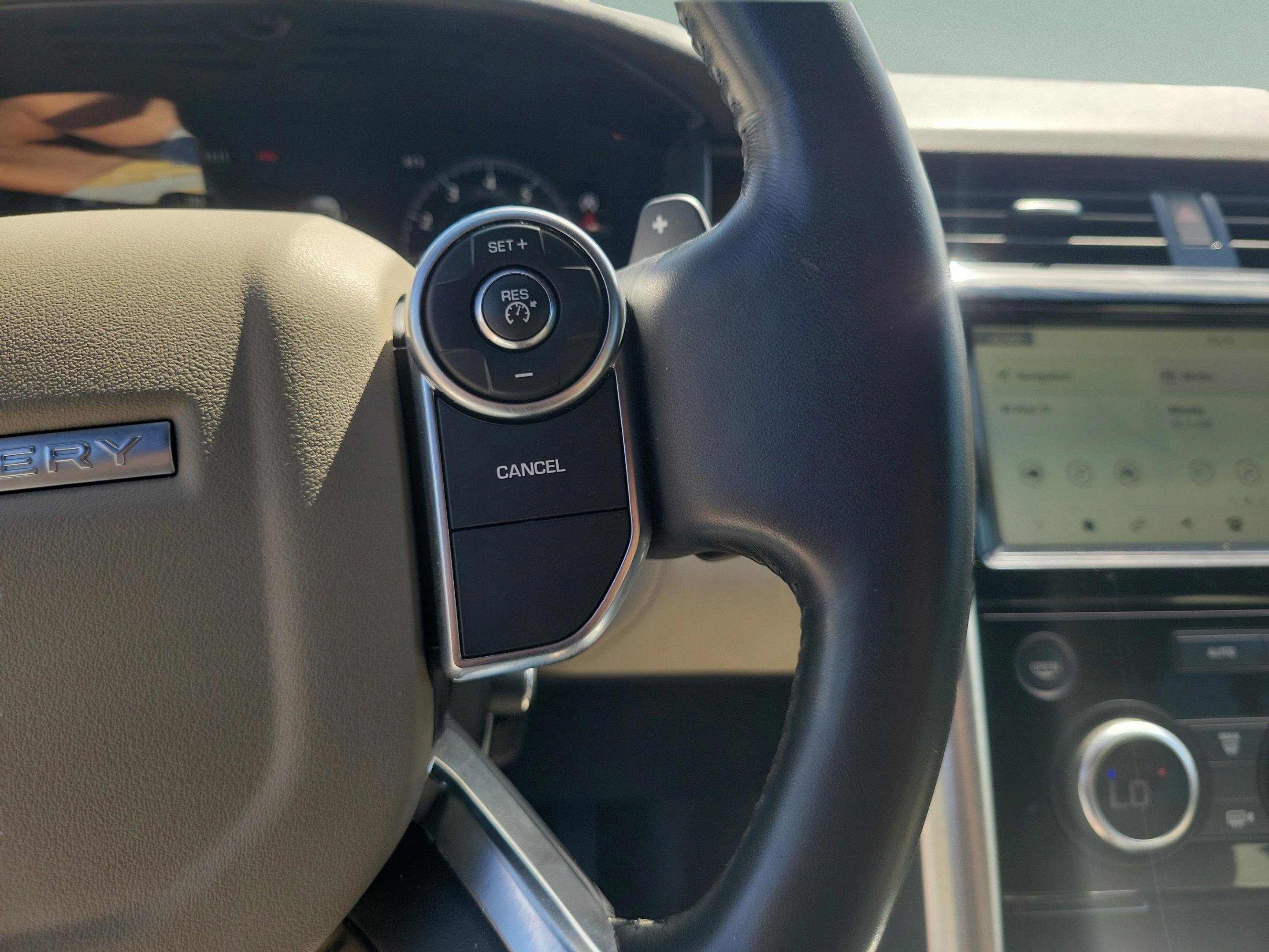 Used 2018 Land Rover Discovery HSE image 10