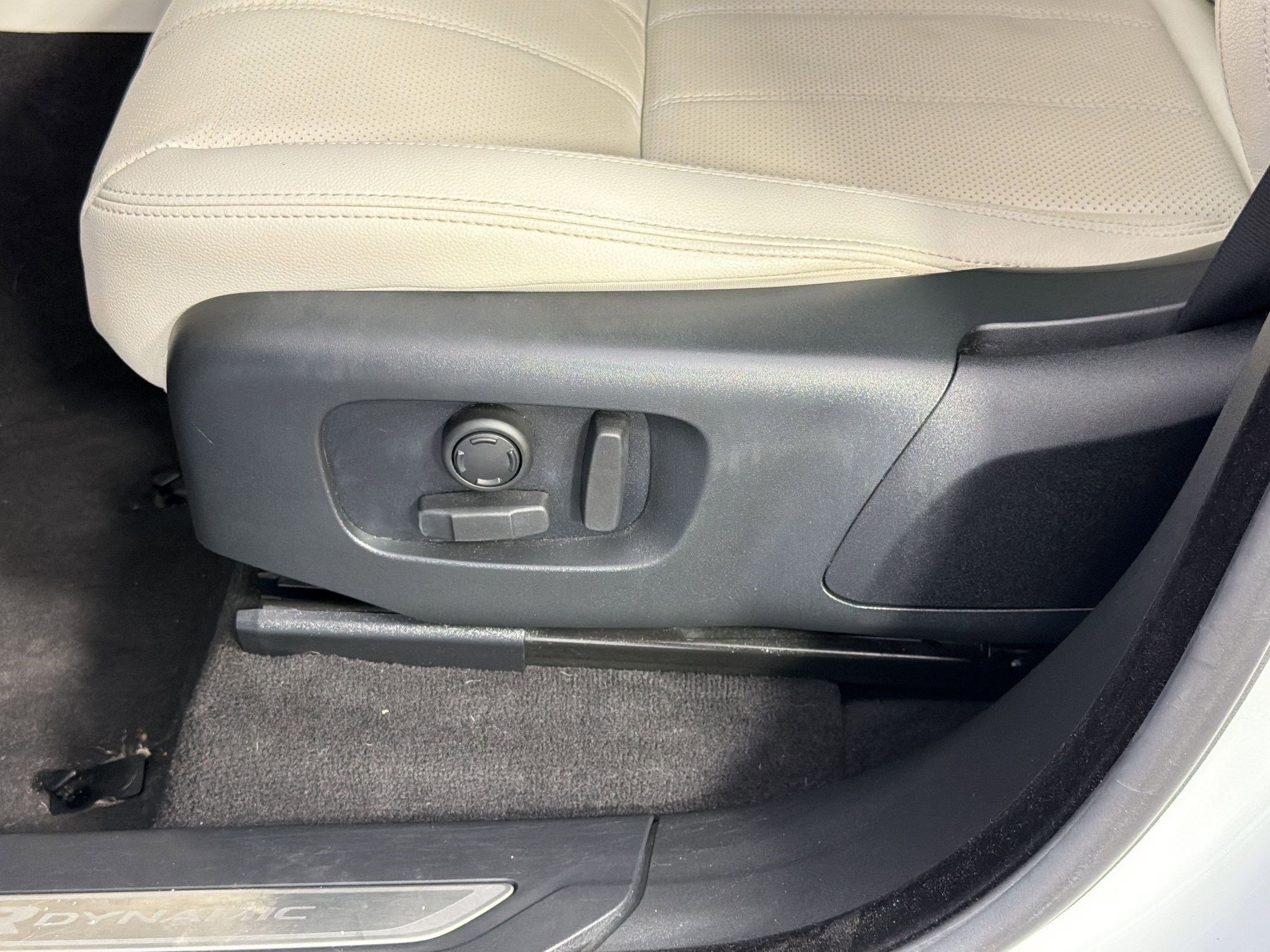 Used 2022 Land Rover Range Rover Velar R-Dynamic S image 13