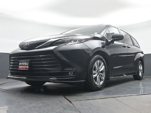 Certified 2026 Toyota Sienna XLE AWD/4WD image 29