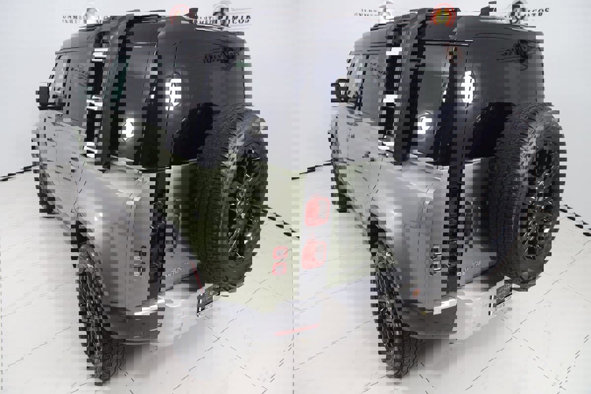 Used 2023 Land Rover Defender 110 S image 28