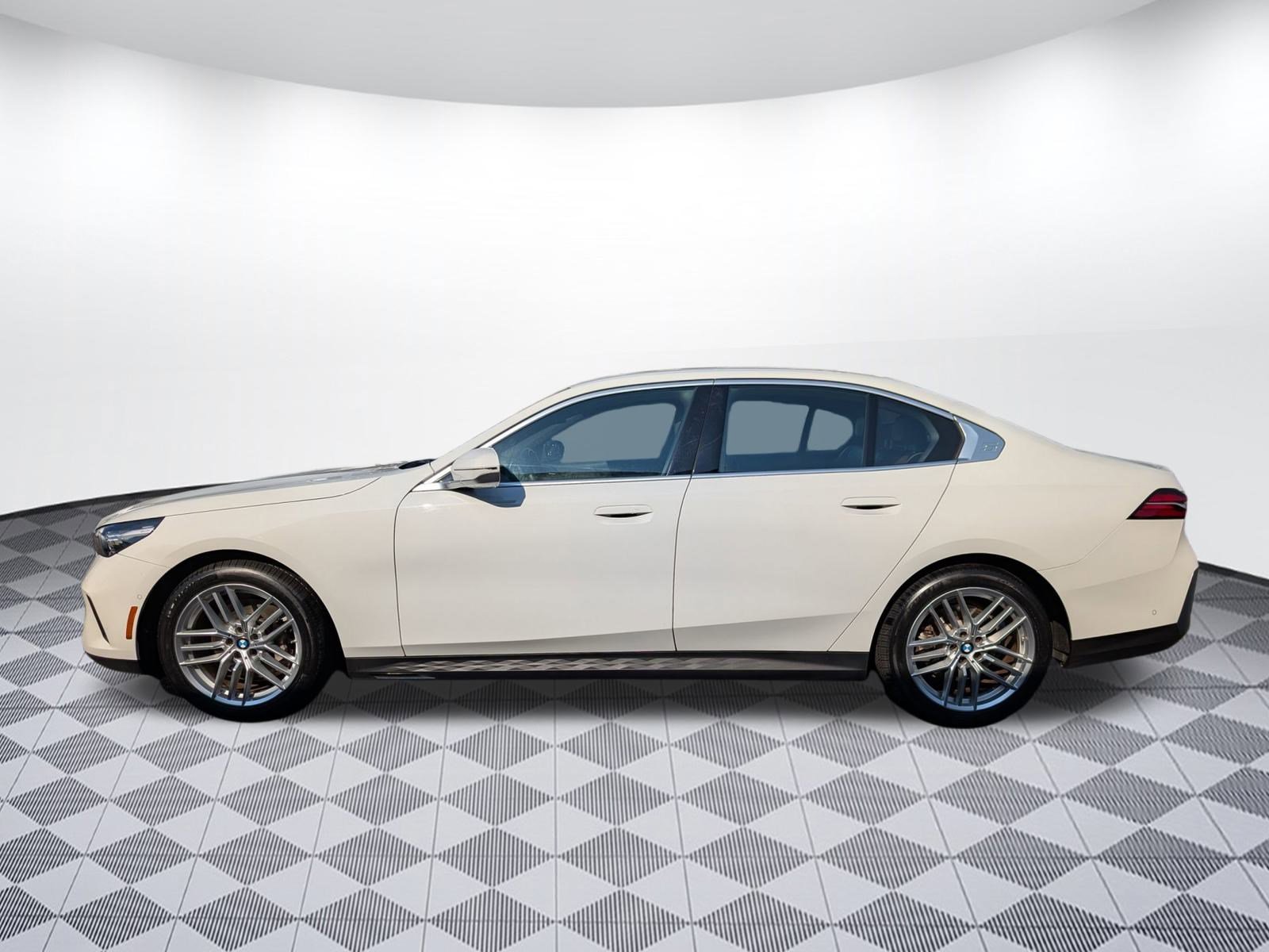 Used 2024 BMW 530i xDrive w/ Convenience Package image 2