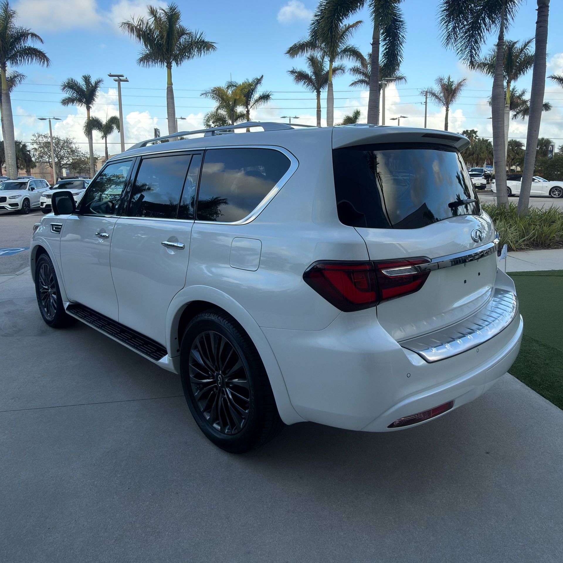 Used 2024 INFINITI QX80 Premium Select w/ Cargo Package image 7