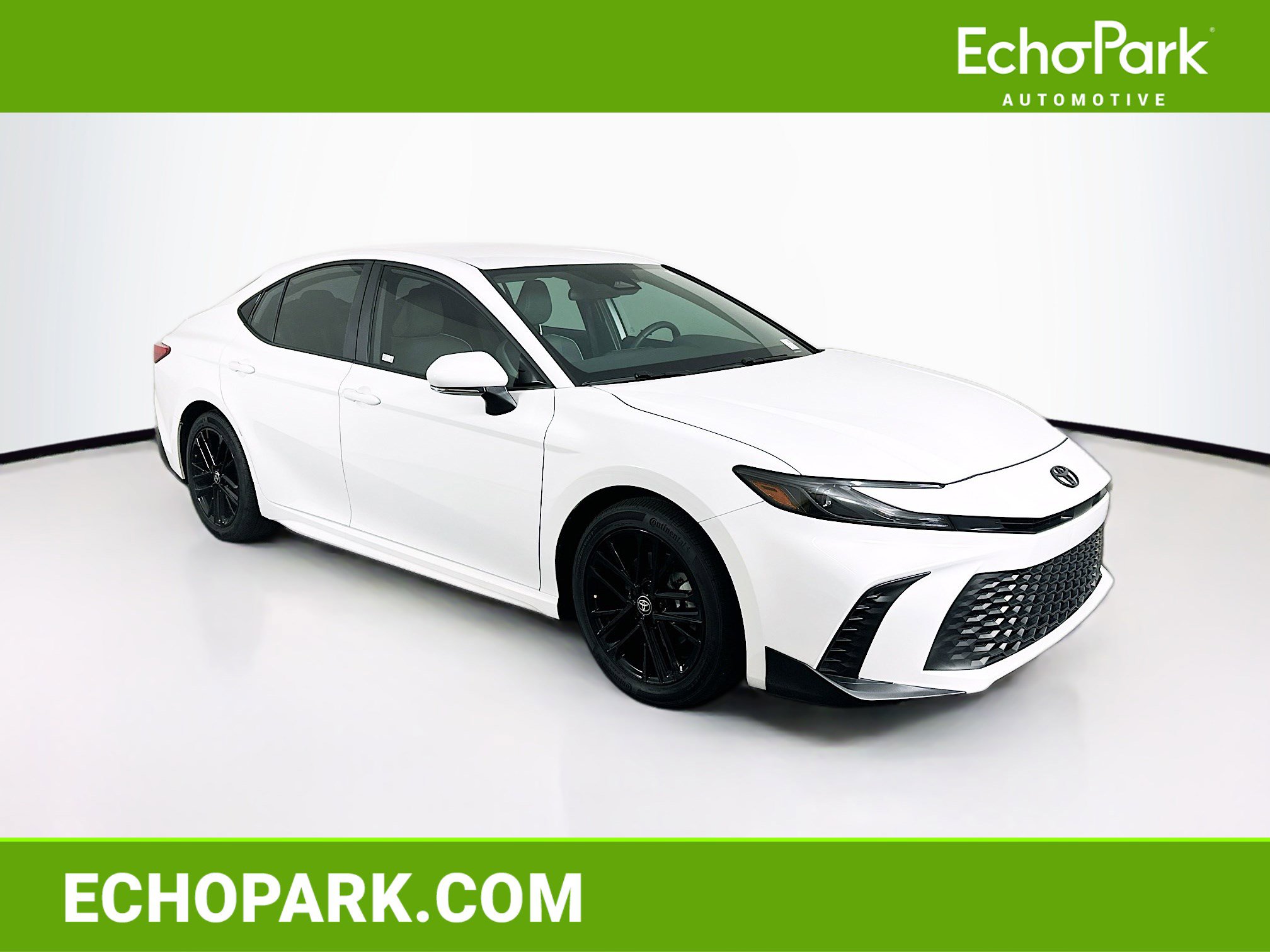 Used 2025 Toyota Camry SE FWD image 1