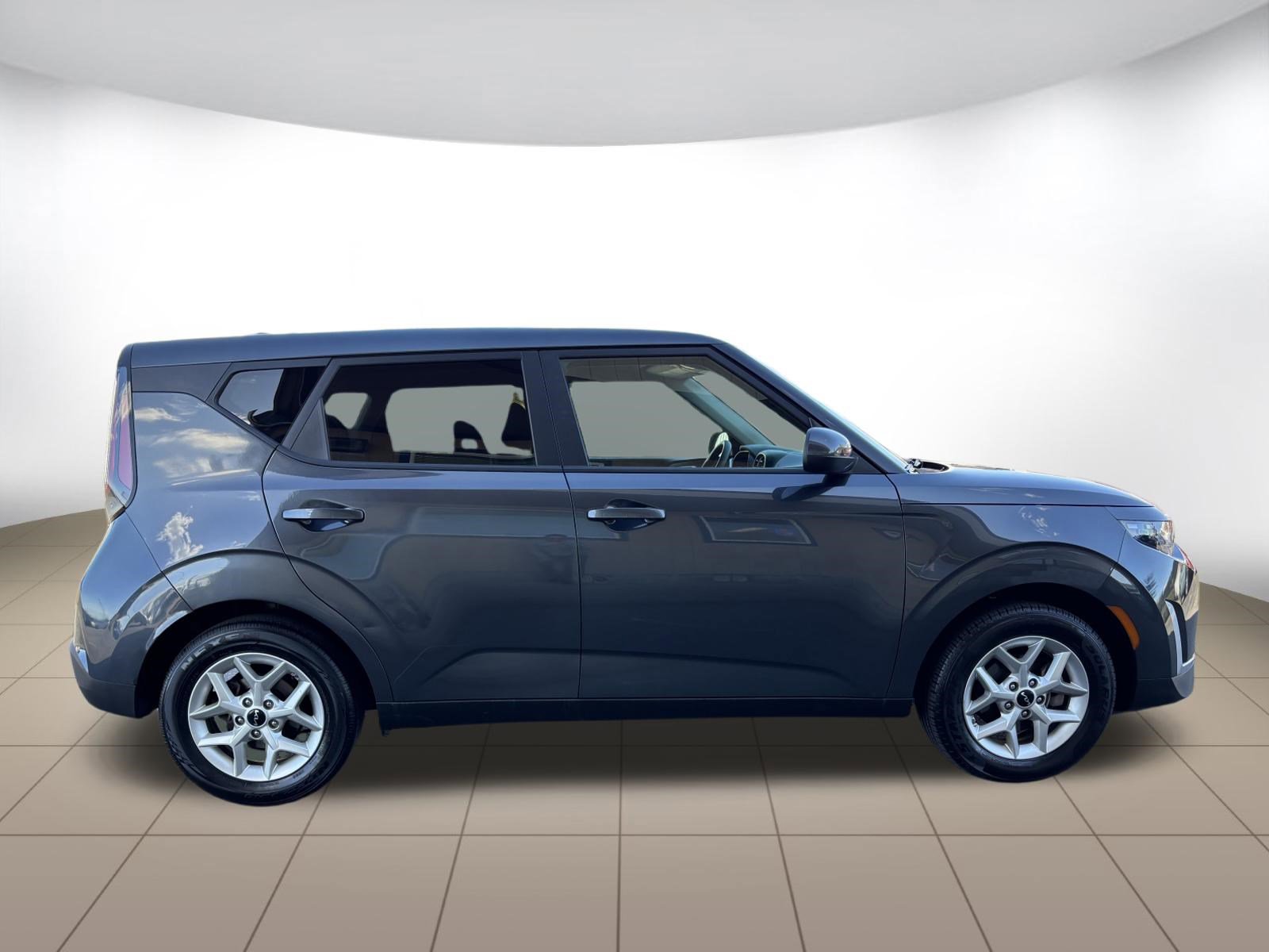 Used 2025 Kia Soul LX w/ LX Technology Package FWD image 8