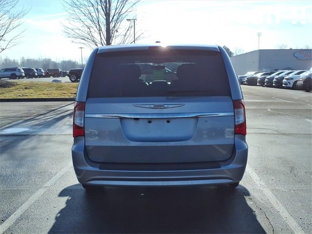 Used 2014 Chrysler Town & Country S image 5