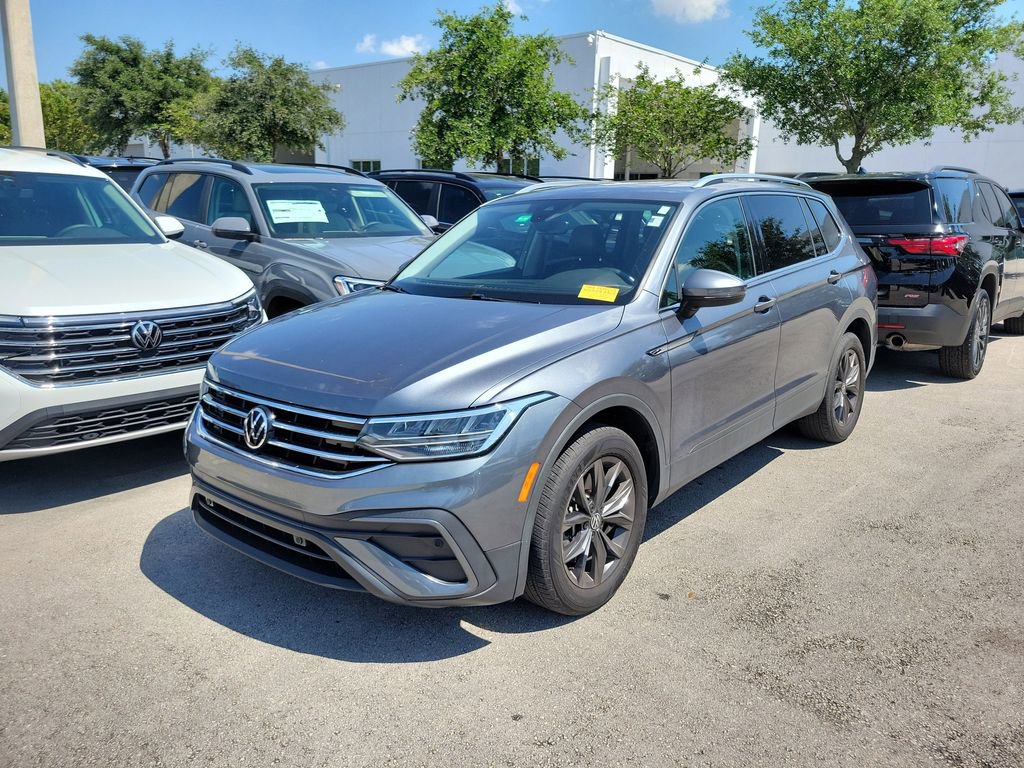 Used 2023 Volkswagen Tiguan SE w/ Panoramic Sunroof Package FWD image 4