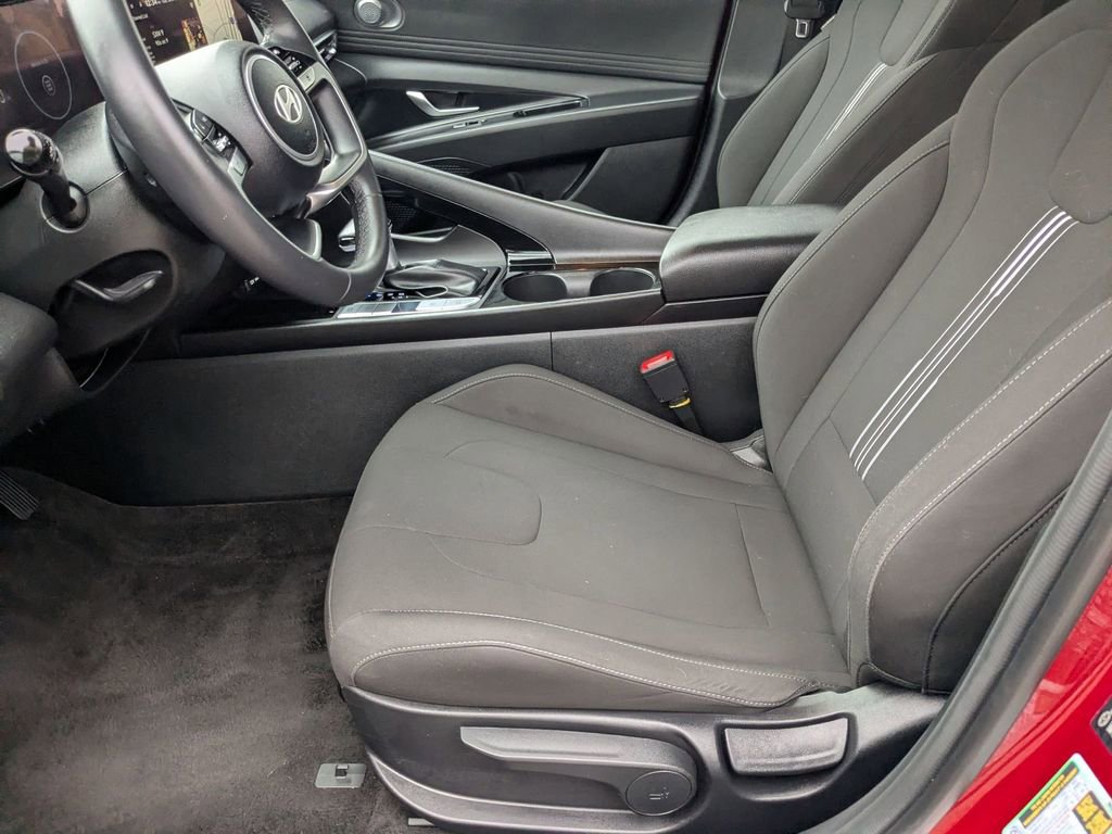 Used 2025 Hyundai Elantra SEL image 11
