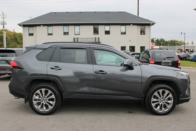 Used 2023 Toyota RAV4 XLE Premium image 6
