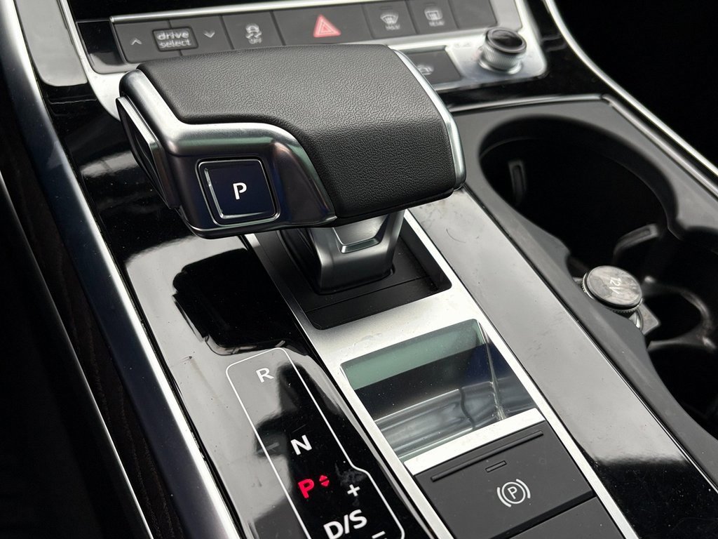 Used 2023 Audi Q8 Premium image 31