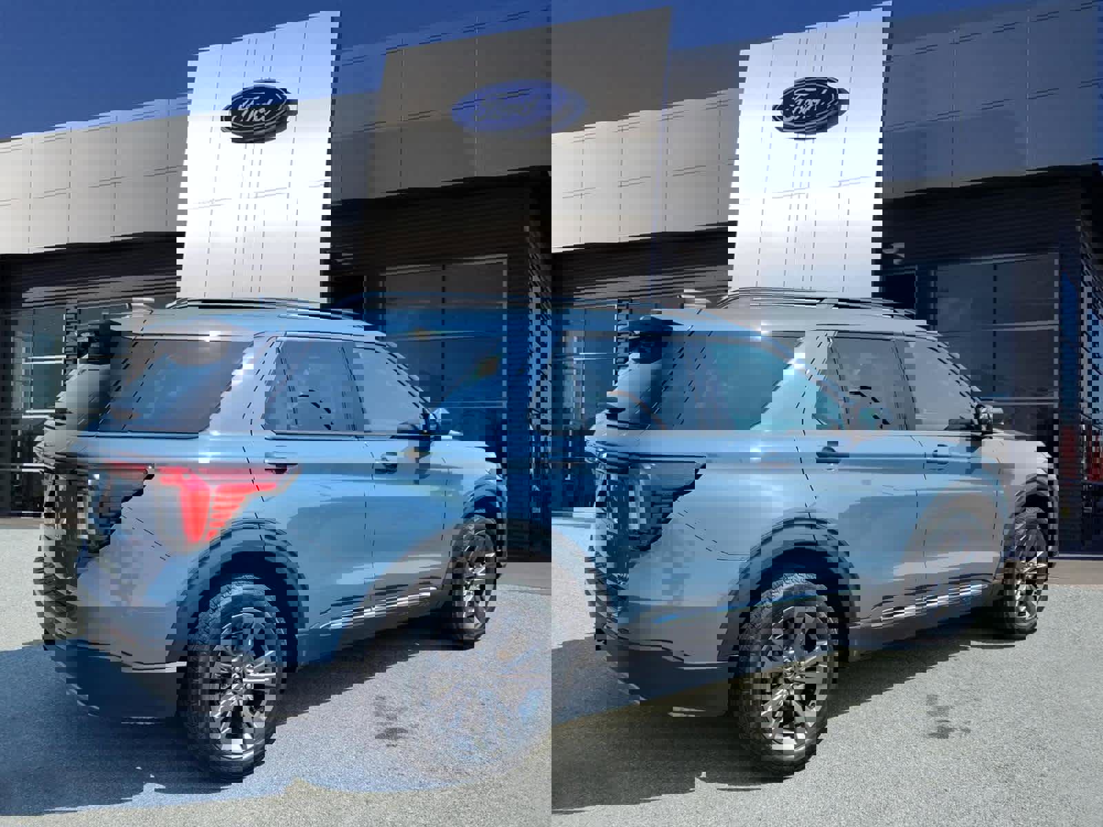 Used 2025 Ford Explorer Active w/ Active Comfort Package image 2