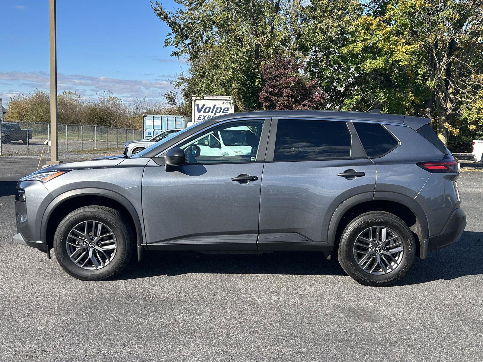 Used 2023 Nissan Rogue S image 4