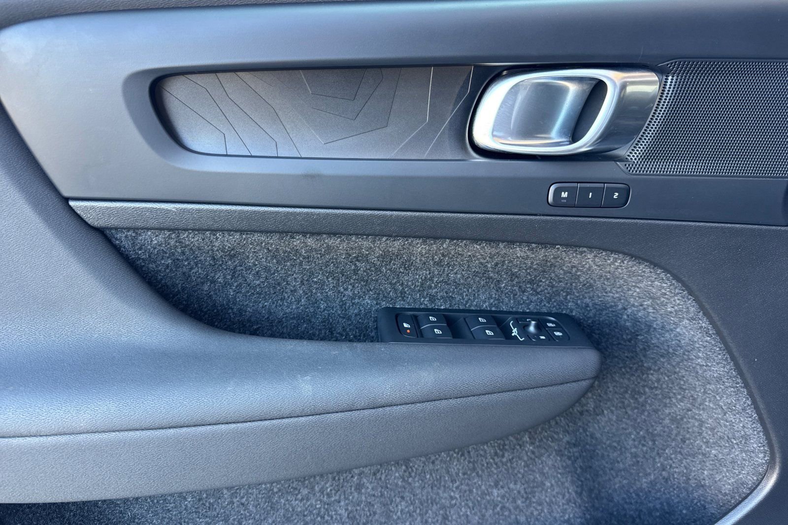 Certified 2025 Volvo EX40 Plus w/ Climate Package RWD image 15