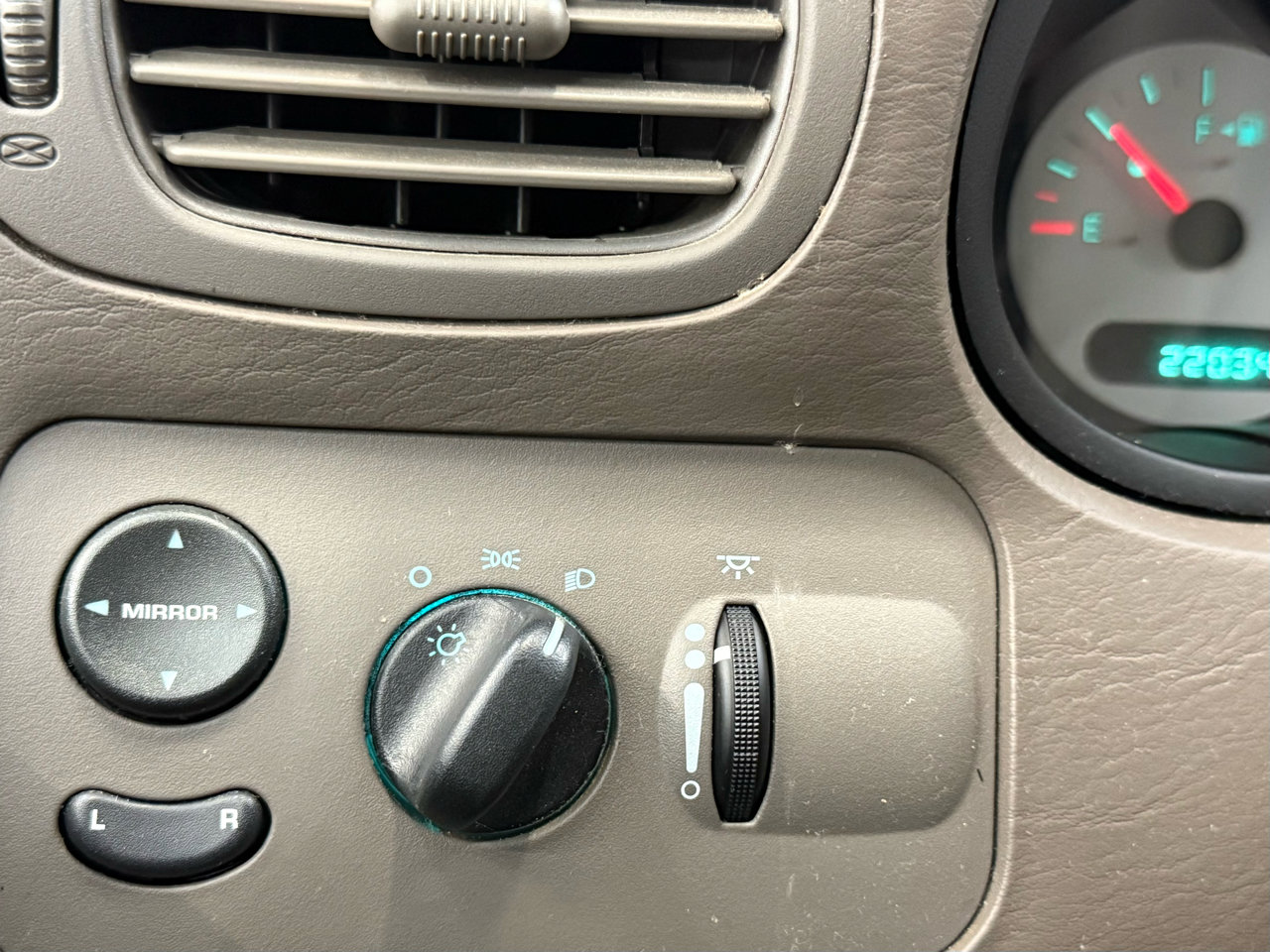 Used 2002 Dodge Caravan SE image 32