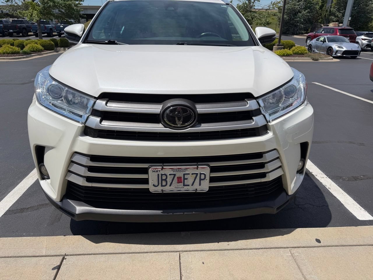 Used 2019 Toyota Highlander XLE AWD/4WD image 2