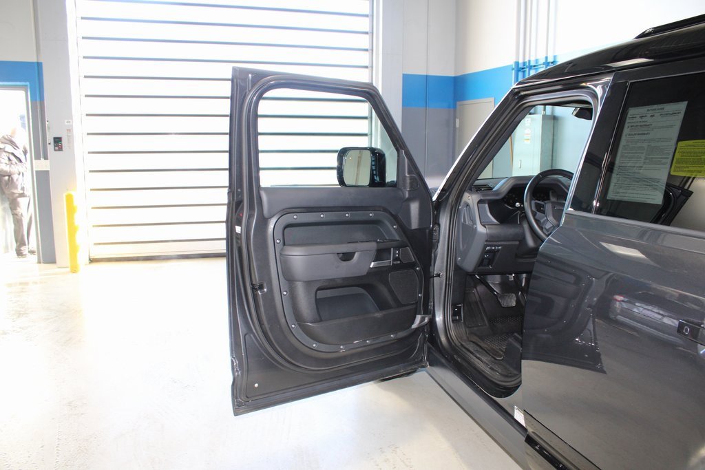 Used 2025 Land Rover Defender 110 X-Dynamic SE image 7