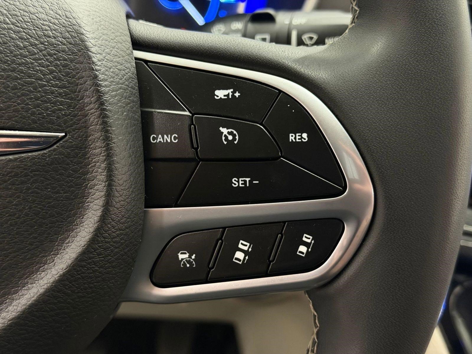 Used 2022 Chrysler Pacifica Touring-L image 24