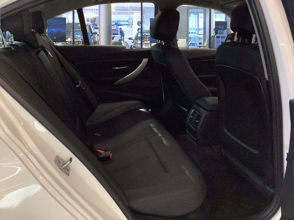 Used 2017 BMW 320i xDrive Sedan AWD/4WD image 19
