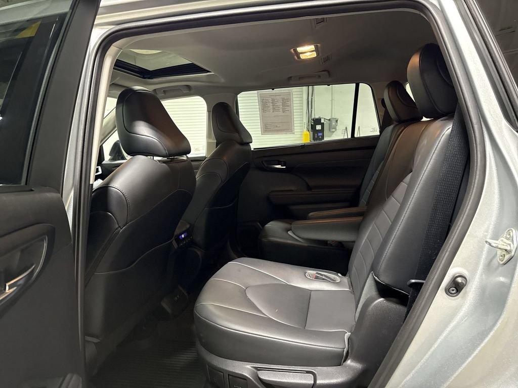 Used 2020 Toyota Highlander XLE AWD/4WD image 23