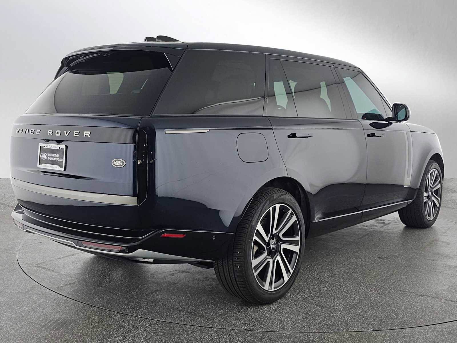 Used 2023 Land Rover Range Rover Long Wheelbase SE AWD/4WD image 5